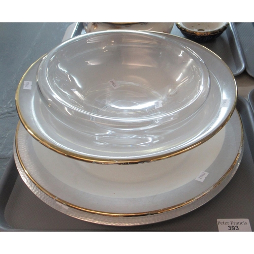 393 - Pottery and glass chargers and bowls (4) 
(B.P. 21% + VAT)