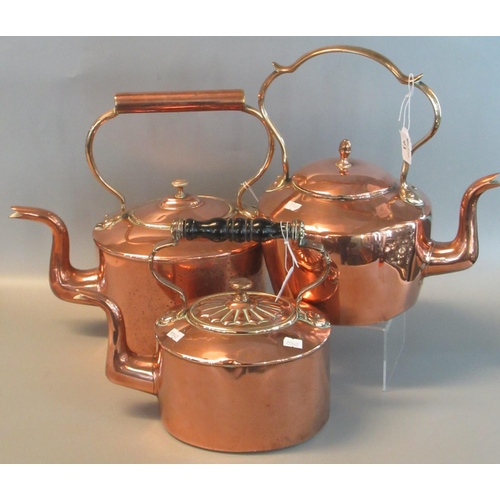 73 - Three vintage copper kettles, one with turned wooden handle(3).
(B.P. 21% + VAT)