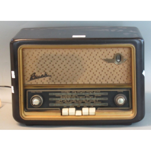 104 - Vintage Bush bakelite radio.  (B.P. 21% + VAT)