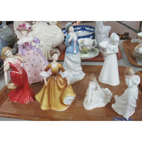 404 - Tray of figurines, to include: Royal Doulton 'Strolling', 'Stephanie', 'Sally', Forever Yours' and '... 