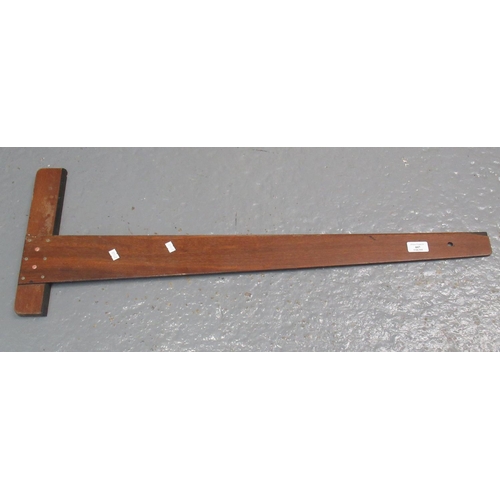 447 - Mahogany draughtsman's set-square.   
(B.P. 21% + VAT)