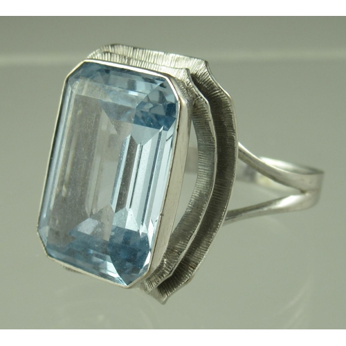 231 - An aquamarine ring set in 18ct white gold.  The large step cut aquamarine approx 18x 12mm.  Ring siz...