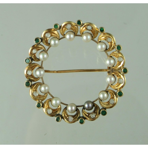 244 - A circle brooch set with emerald, pearls and diamonds.  Approx weight 6.6 grams.
 (B.P. 21% + VAT)