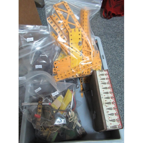 395 - Box of assorted loose Meccano items, various.  (B.P. 21% + VAT)