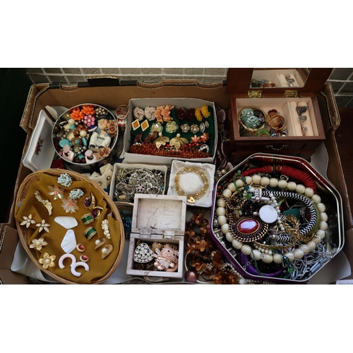 193 - Collection of vintage and other jewellery, to include: three bar gate bracelet, bangles, necklaces e... 