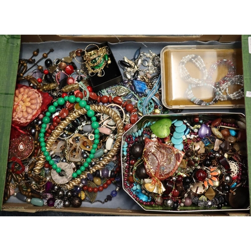 196 - Collection of vintage jewellery.   (B.P. 21% + VAT)