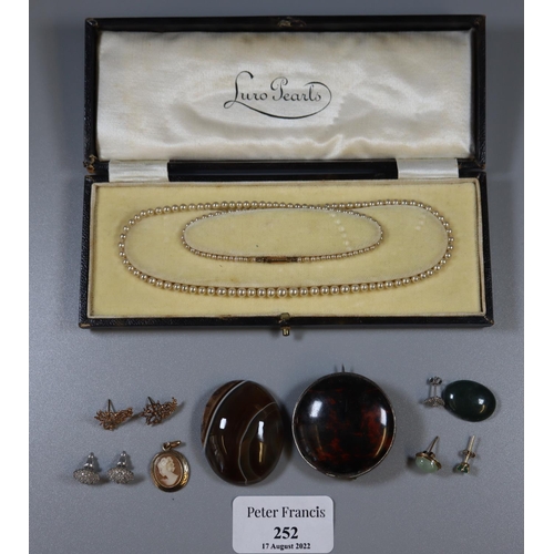 252 - String of simulated 'Luro' pearls in original case, pair of 9ct gold earrings, specimen stone brooch... 