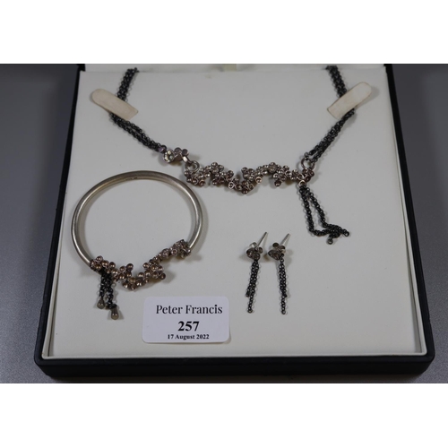 257 - Silver jewellery garniture from 'Bentley's Jewellers' of Llandeilo, to include:  necklace, bracelet ... 