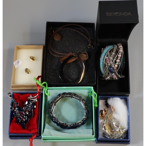 273 - Assorted costume jewellery etc.  (B.P. 21% + VAT)