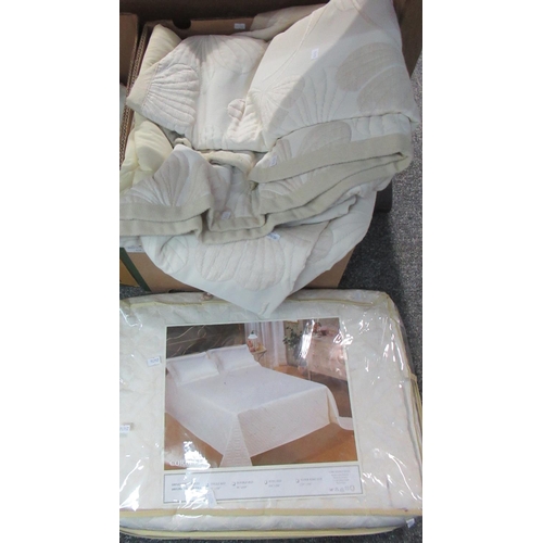 370 - Box of assorted bedding, throws etc.  (B.P. 21% + VAT)