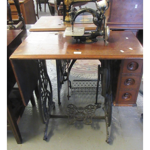 442 - Vintage Wilcox and Gibbs sewing machine on stand with cast iron base and three drawers with recessed... 