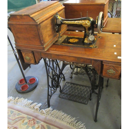 474 - Early 20th century Singer sewing machine on stand with cast iron base.  (B.P. 21% + VAT)