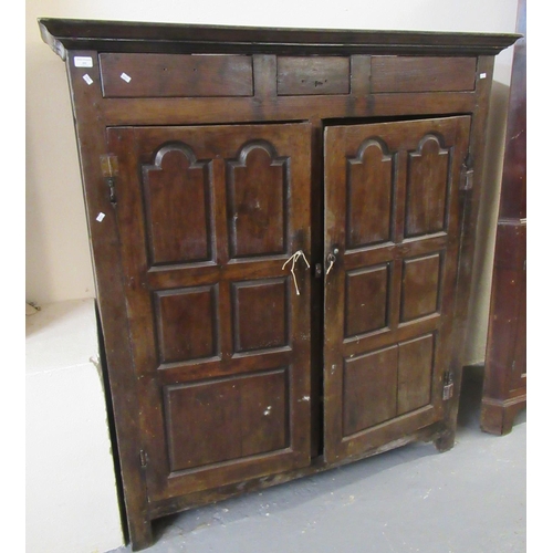 495 - Early 18th century Cardiganshire Welsh oak two door free standing cupboard, the moulded cornice abov... 