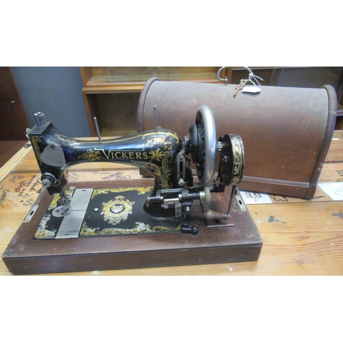 550 - Vintage Singer sewing machine in bentwood hood.  (B.P. 21% + VAT)