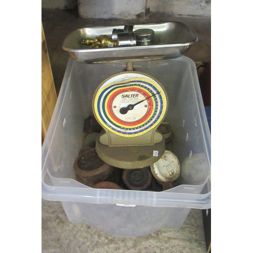 561 - Salter Coin Checker scales together with assorted cast iron and other weights.  (B.P. 21% + VAT)