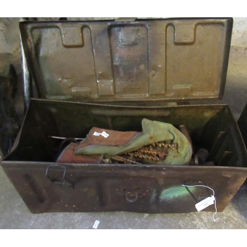 570 - Vintage metal box with assorted tools. (B.P. 21% + VAT)