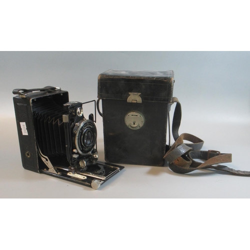 24 - Voigtlander Compur folding camera with its original leather case.   (B.P. 21% + VAT)