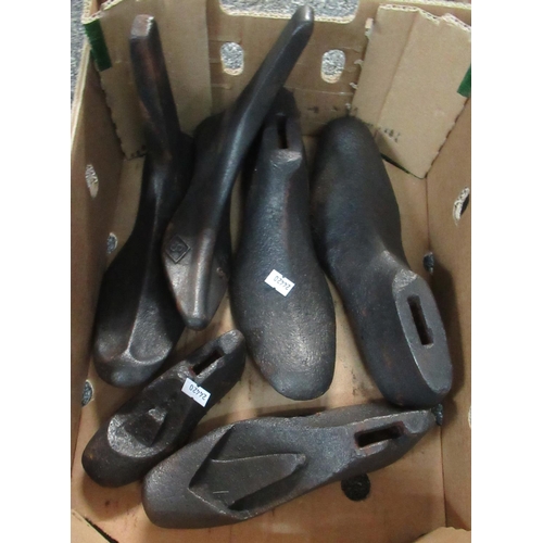 376 - Box containing metal shoe lasts of various sizes. 
(B.P. 21% + VAT)