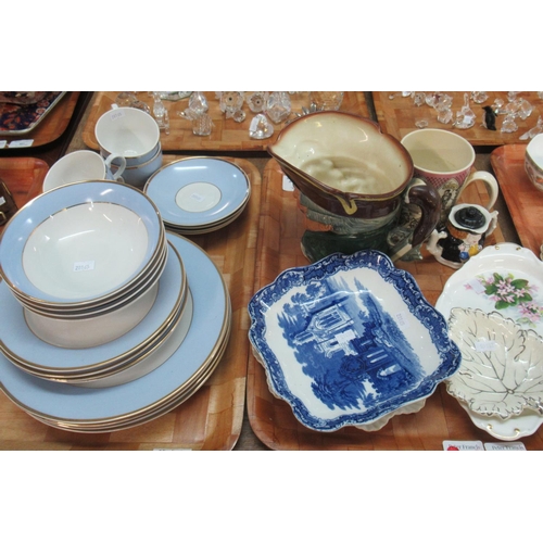 400 - Tray of modern Doulton items: cups, saucers, breakfast bowls and plates, together with a tray of ass... 