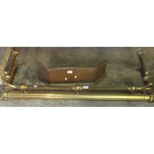 561 - Brass fire front and a scrolled brass fender (2)  (B.P. 21% + VAT)