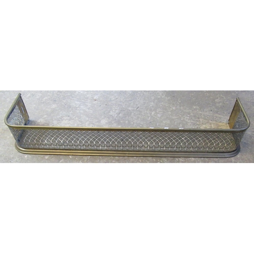 574 - Brass mesh fire fender.  (B.P. 21% + VAT)