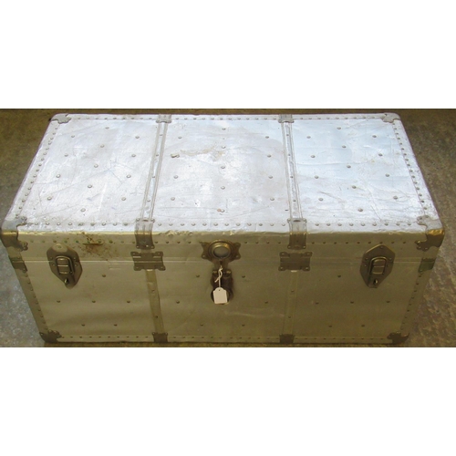 583 - Good quality aluminium travelling trunk with lift out tray to the interior.  (B.P. 21% + VAT)