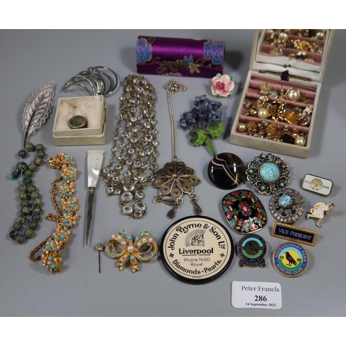 286 - Box of assorted costume jewellery items; pin badges, beads etc. 
(B.P. 21% + VAT)