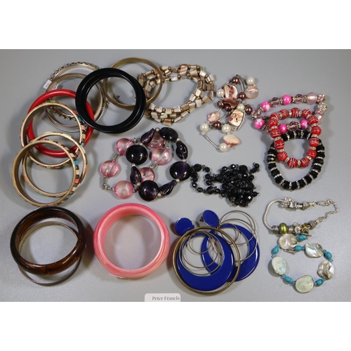 289 - Collection of assorted necklaces, bracelets and bangles, costume jewellery.   (B.P. 21% + VAT)