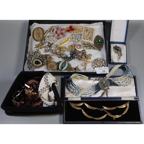 290 - A box comprising assorted costume jewellery, gold finish necklace, various vintage brooches etc. 
(B... 