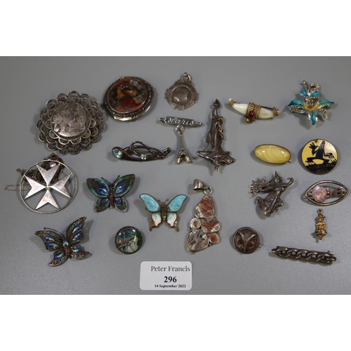 296 - Bag of assorted vintage Art Nouveau and other silver and enamelled brooches and a silver fob etc.
(B... 