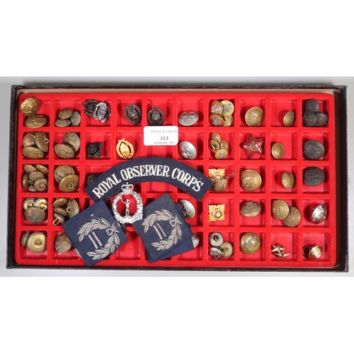 313 - A tray of assorted military buttons, insignia and shoulder flashes. 
(B.P. 21% + VAT)