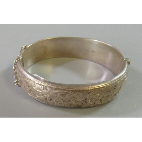 252 - Edwardian design silver bangle. 
(B.P. 21% + VAT)