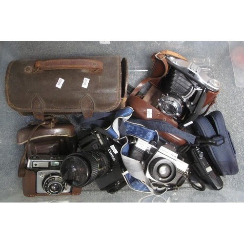 303 - Box of mostly cameras to include: an Ilford 'Sportoman', Centon DF-300, Nettar in leather case, Prak... 