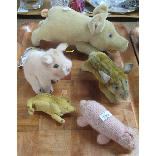 350 - A tray of Steiff soft toy pigs, gold and silver studs and labels to ears, together with a knitted pi... 