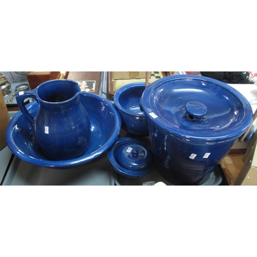 365 - Blue pottery chamber set: jug and bowl, chamber pot, pail and lidded soap dish. (5)
(B.P. 21% + VAT)