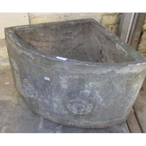 514 - Reconstituted stone triangular shaped curve front planter. 
(B.P. 21% + VAT)