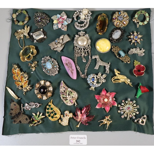 202 - Collection of vintage brooches.
(B.P. 21% + VAT)