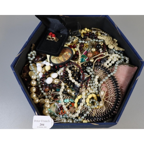 204 - Collection of costume jewellery including earrings and bangles.
(B.P. 21% + VAT)