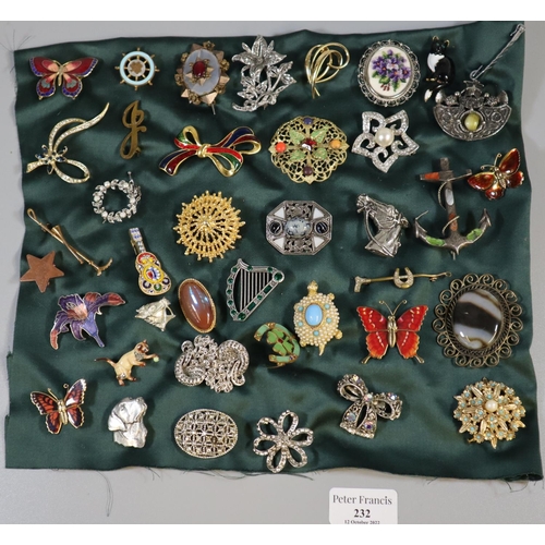 232 - Collection of vintage and Victorian brooches, to include: harps, Scottish, hard stone, horse head, o... 