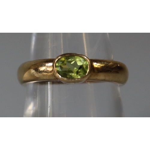 250 - 9ct gold and peridot ring.  Ring size N & 1/2.  Approx weight 3.8 grams.
(B.P. 21% + VAT)