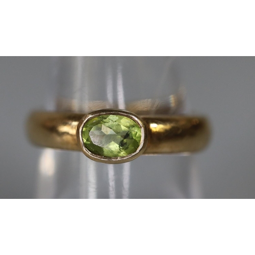 250 - 9ct gold and peridot ring.  Ring size N & 1/2.  Approx weight 3.8 grams.
(B.P. 21% + VAT)