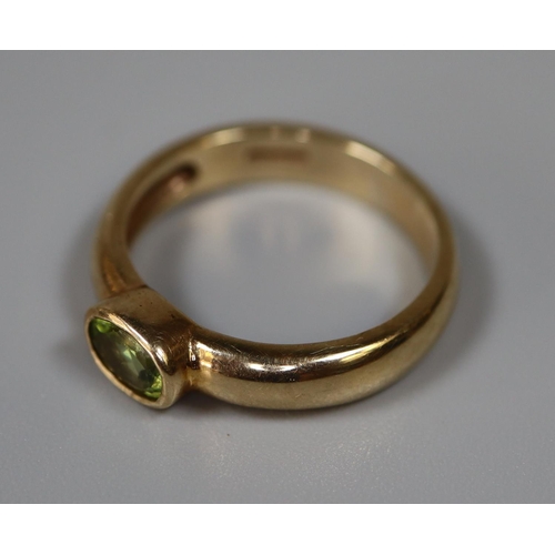 250 - 9ct gold and peridot ring.  Ring size N & 1/2.  Approx weight 3.8 grams.
(B.P. 21% + VAT)