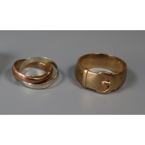 252 - 9ct gold buckle ring and a 9ct gold Russian style wedding ring. Ring size W and M.  Approx weight 10... 