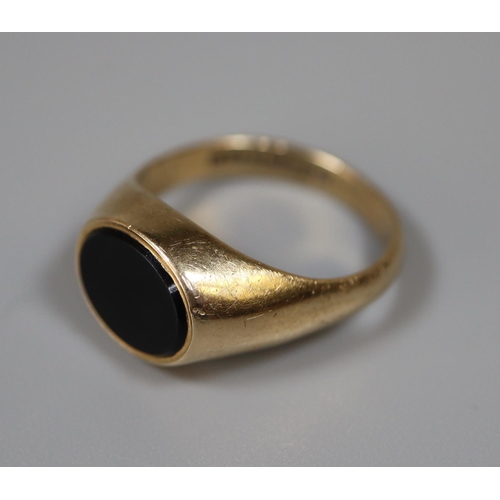 254 - 9ct gold onyx signet ring.  Ring size L.  Approx weight 3.2 grams.
(B.P. 21% + VAT)