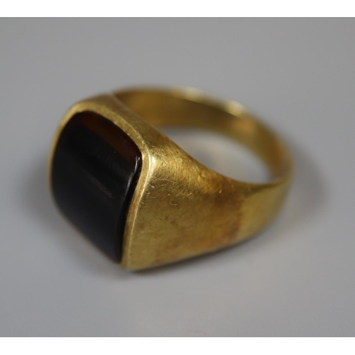 265 - 18ct gold signet ring.  Ring size U.  Approx weight 9.1 grams.
(B.P. 21% + VAT)