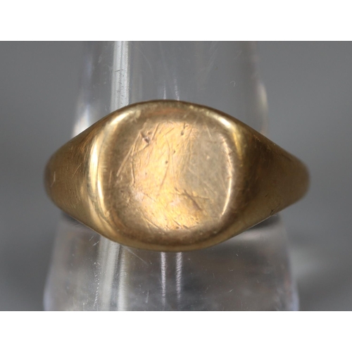 266 - 9ct gold signet ring.  Ring size U&1/2.  Approx weight 6.2 grams.
(B.P. 21% + VAT)