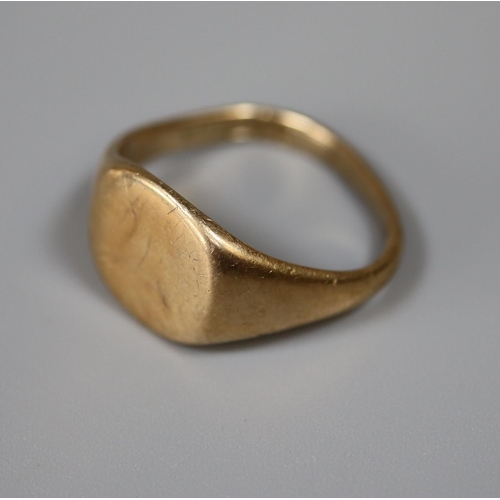 266 - 9ct gold signet ring.  Ring size U&1/2.  Approx weight 6.2 grams.
(B.P. 21% + VAT)