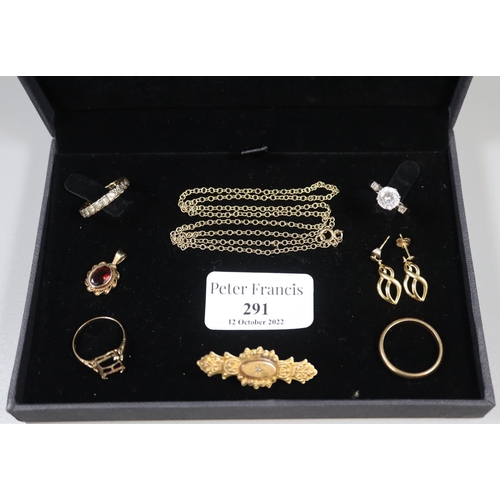 291 - A collection of 9ct gold jewellery comprising four rings, a diamond set bar brooch, pendant and chai... 