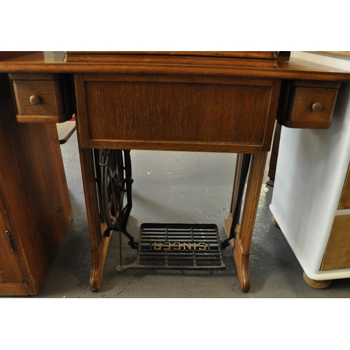 468 - Early 20th century cast iron 'Singer' sewing machine on oak stand.  (B.P. 21% + VAT)