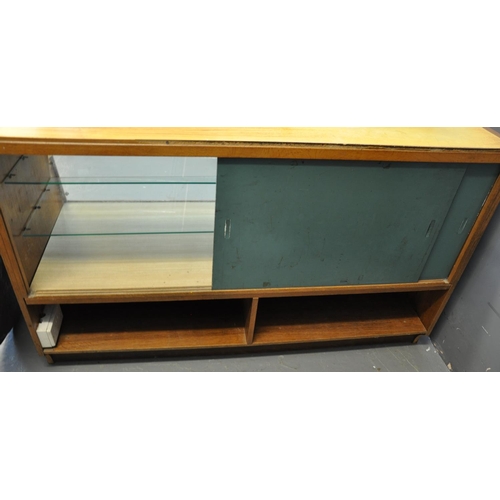 547 - Vintage glazed shop counter with four glass shelves. 
(B.P. 21% + VAT)